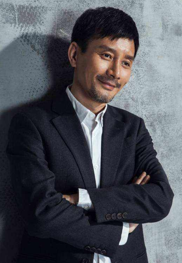 回顾演员田小洁:二婚娶江珊,对继女视如己出,一家三口其乐融融