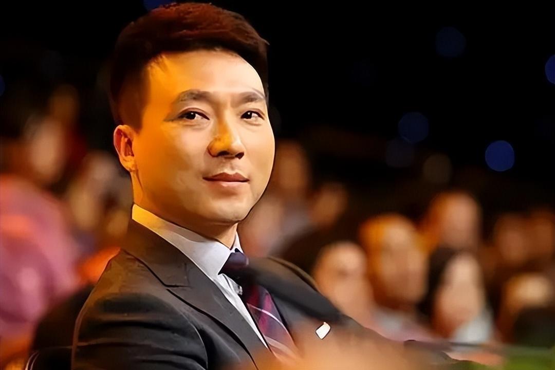 回顾央视一哥康辉坚持丁克23年52岁的他坦言自己后悔了