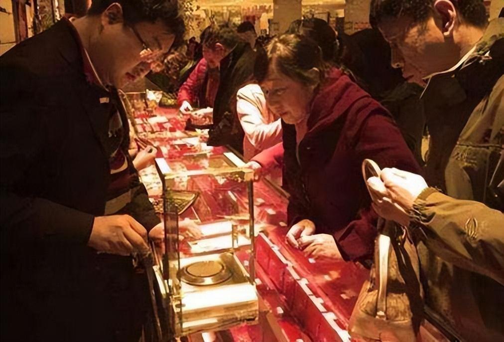 在沿海城市的许多人抓住了时代的尾巴,"下海"经商,过上了纸醉金迷的