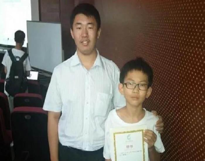 汪正扬升入中学后每天都要做大量的课余作业,根本没时间玩电脑.