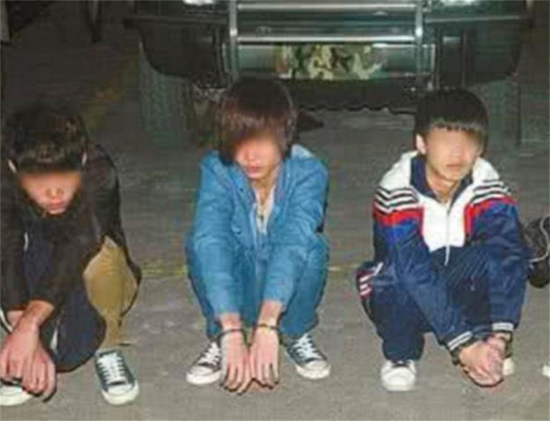 2011年仨男孩深夜上高速砸车,女子不幸被砸身亡,死前要捐眼角膜