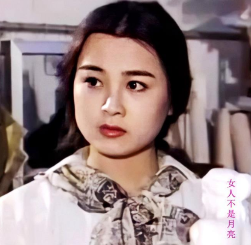 1992年被提名金鹰奖"最佳女主角",赵明明一炮而红,接着开演《京都纪事