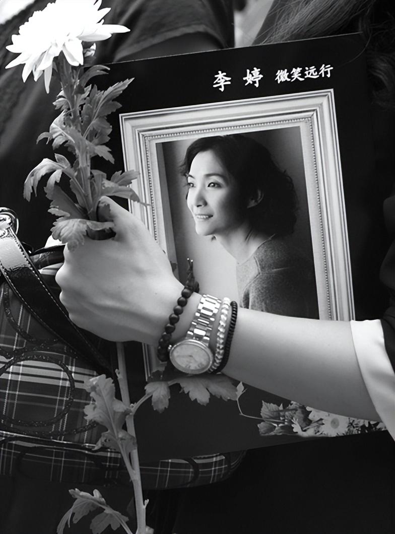 回顾演员李婷去世10年后前夫带女儿再婚弟弟的做法让人心寒