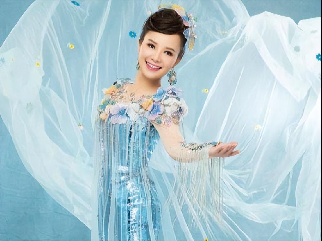 《星光大道》号称全民舞台,通过这个节目走出了很多"草根"歌手,他们有