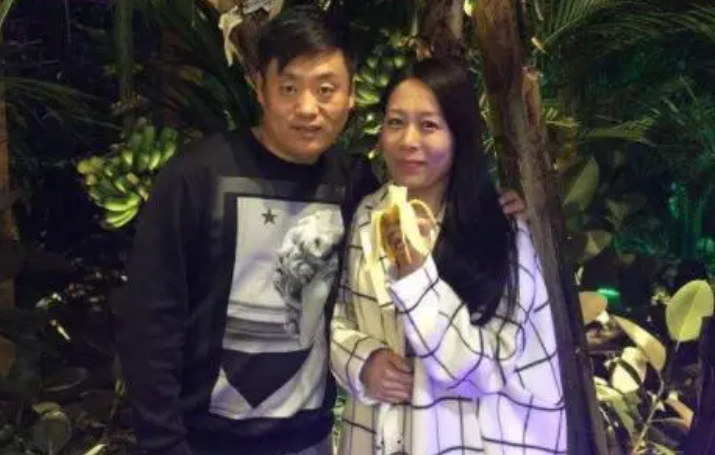 回顾宋晓峰30岁娶初恋结婚15年生一女赵家班中清醒的一个