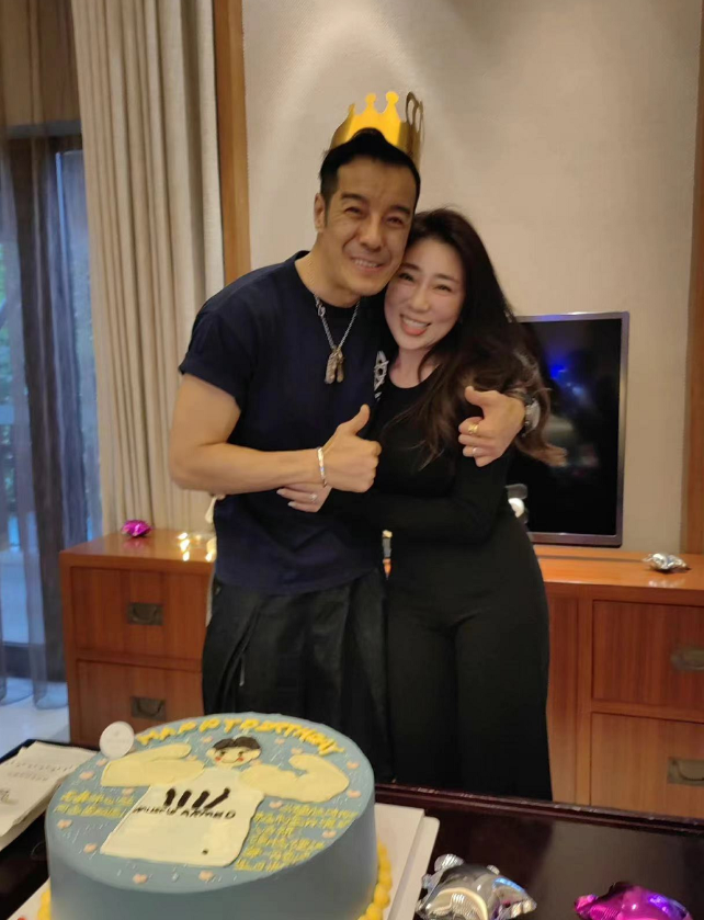 妻子刘帅更是第一时间发文祝福.