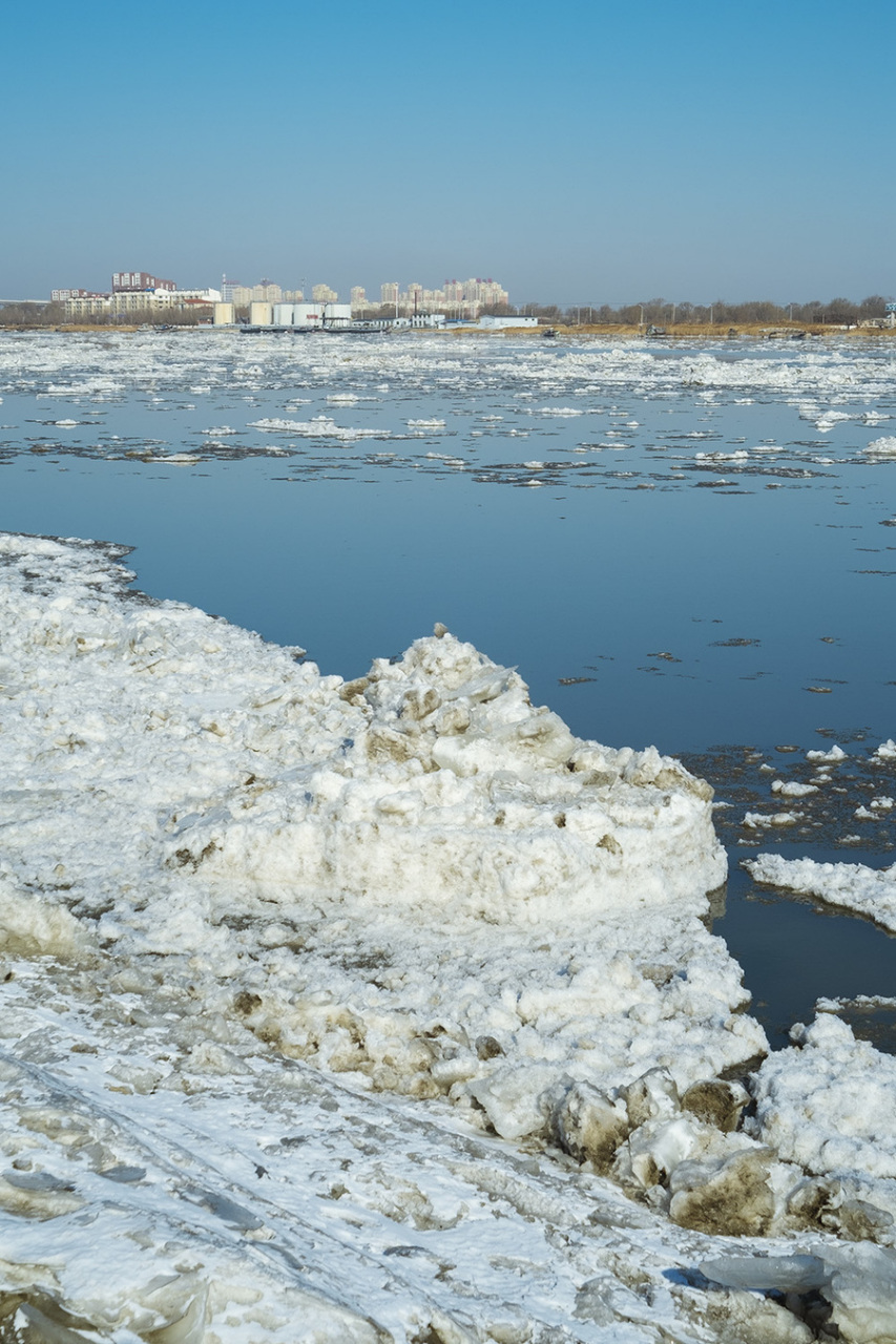 黑龙江呼玛县江段发生凌汛,通过炸冰等方式进行防治.