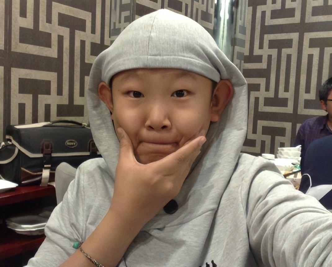 回顾侯祥9岁停止发育出道18年只能演小孩和妻子同框被嘲像母子