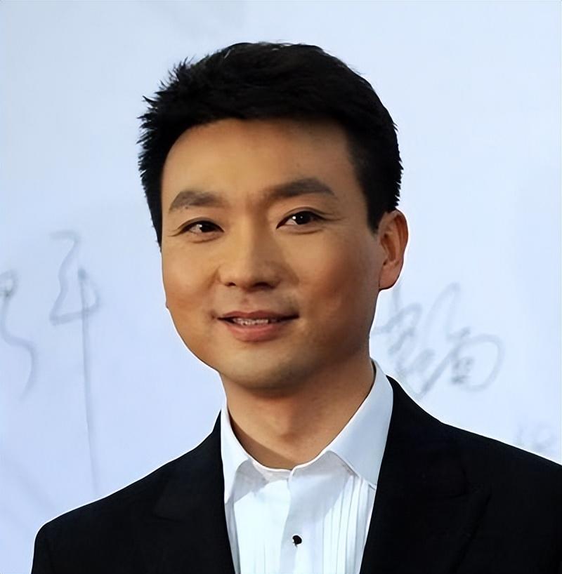 回顾"央视一哥"康辉:坚持丁克23年,52岁的他坦言自己后悔了