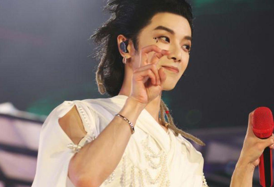 华晨宇出道于快乐男声,凭借一首《无字歌》迅速走红,当时的华晨宇年纪