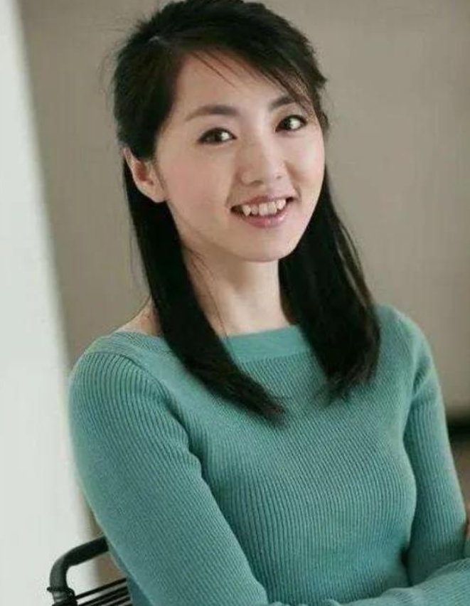 父母都是文化人,他们也希望女儿以后也有一定的成就.