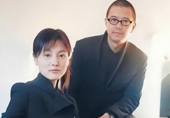 回顾张延嫁给大5岁的香港丈夫婚后生一女今一家三口其乐融融