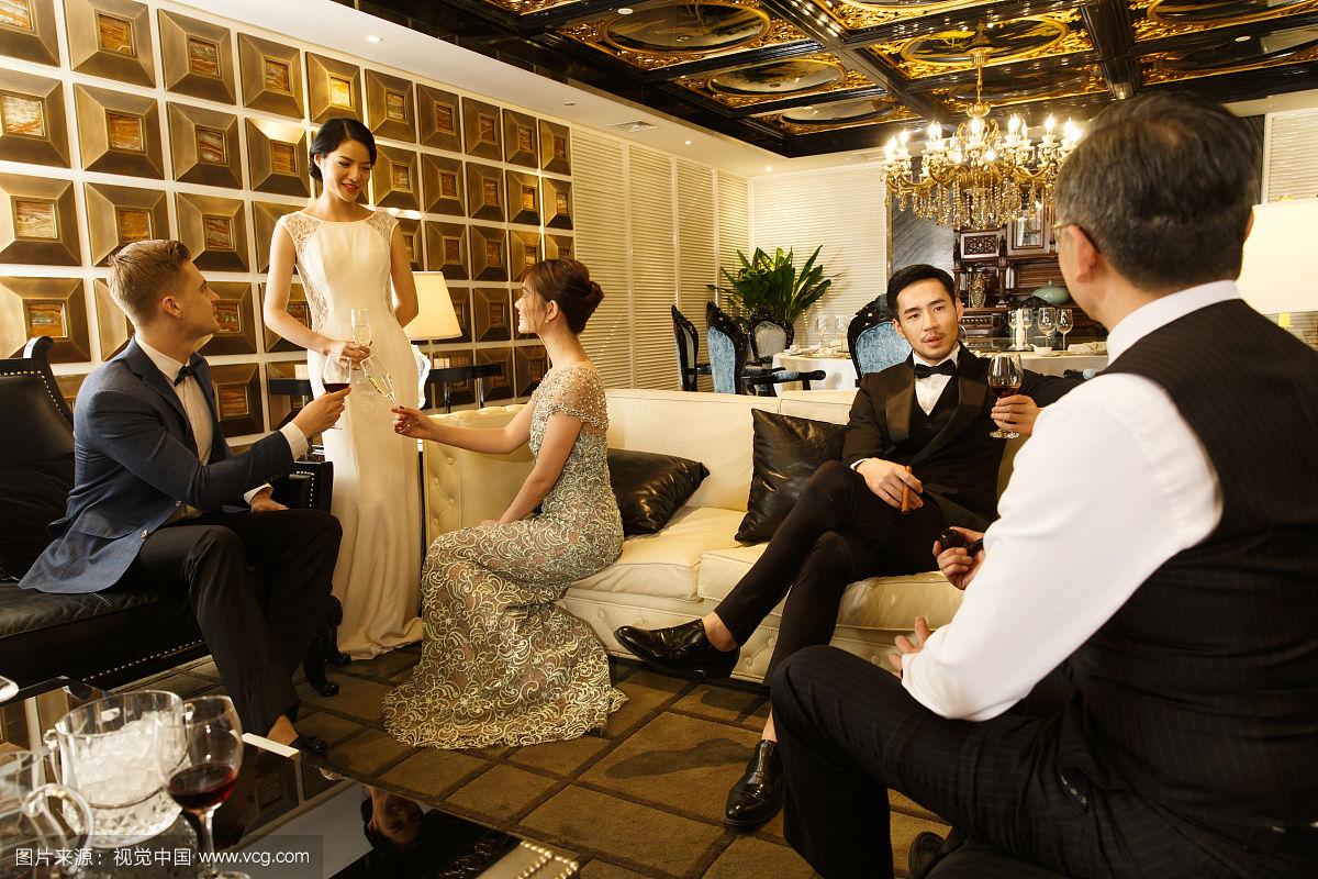 故事:安邦掌门吴小辉,先后倚仗三位夫人发财,为利不惜制造股灾