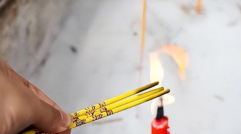 回顾烧香祈福时为何一定要烧三根香每根分别代表什么