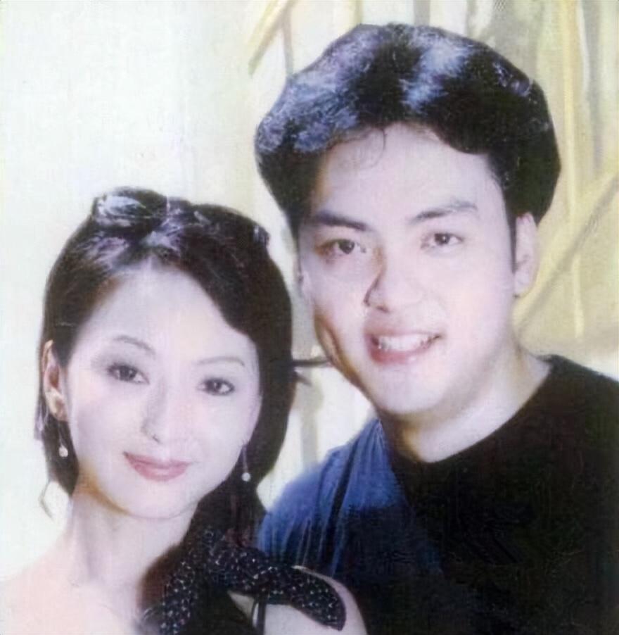 回顾刘丹28岁去世父亲殉职母亲患病箫剑为她扫墓22年