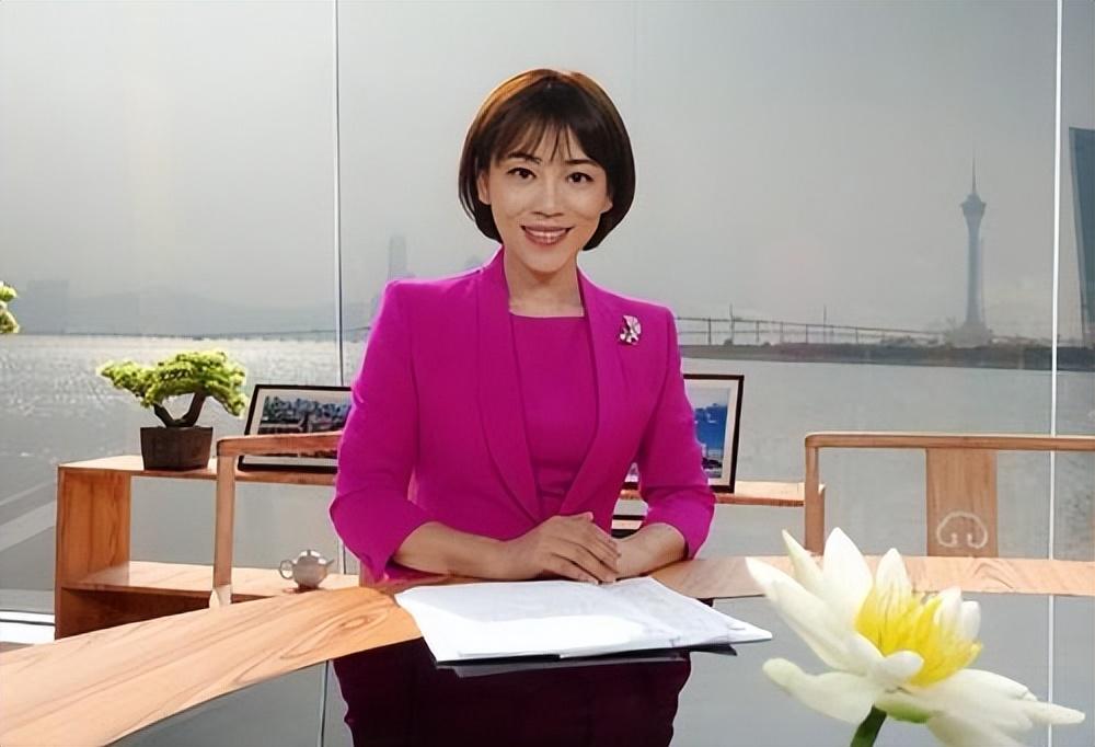 她的家境尚且还算是富裕,而她的父亲是一名市里的新闻记者,也是他的