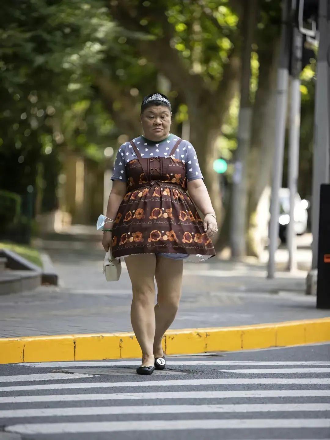 2022年上海50岁阿姨每天公主裙不重样被骂上热搜反而越来越火