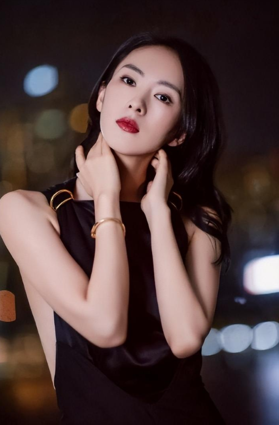 回顾童瑶在好的年纪嫁给大17岁富商王冉婚后家庭事业两头旺