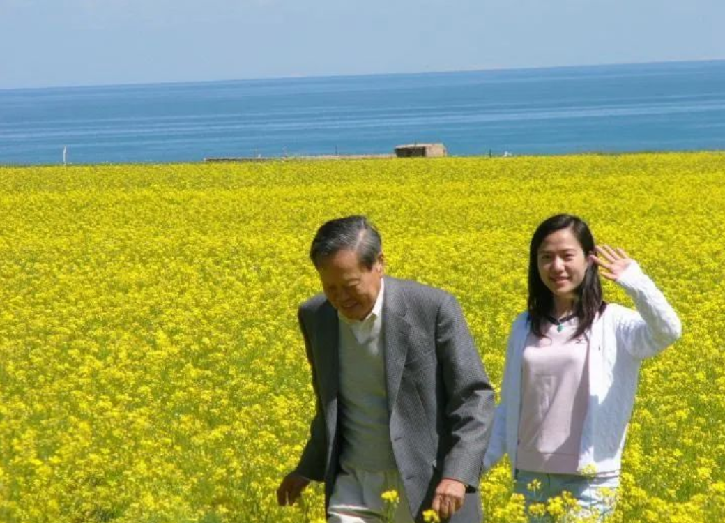回顾45岁翁帆把杨振宁照顾到100岁恩爱18年继子对她很感激