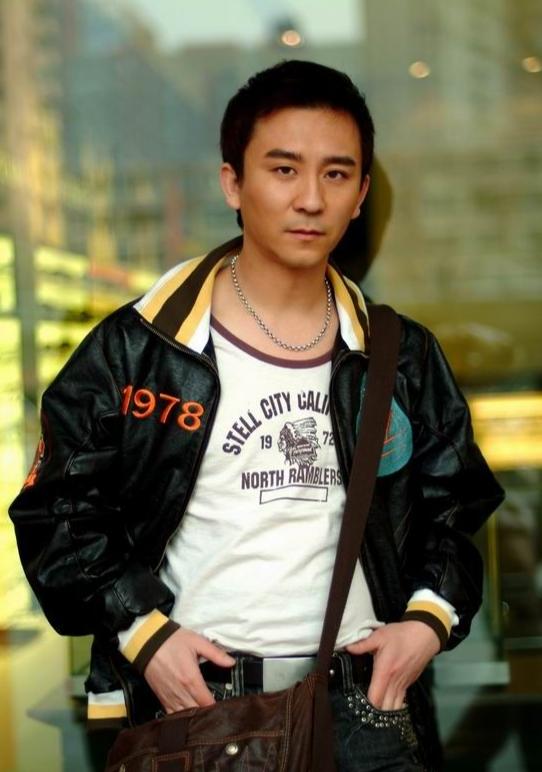 回顾演员赵毅对婚姻不愿将就48岁仍未婚父母为了他失眠流泪