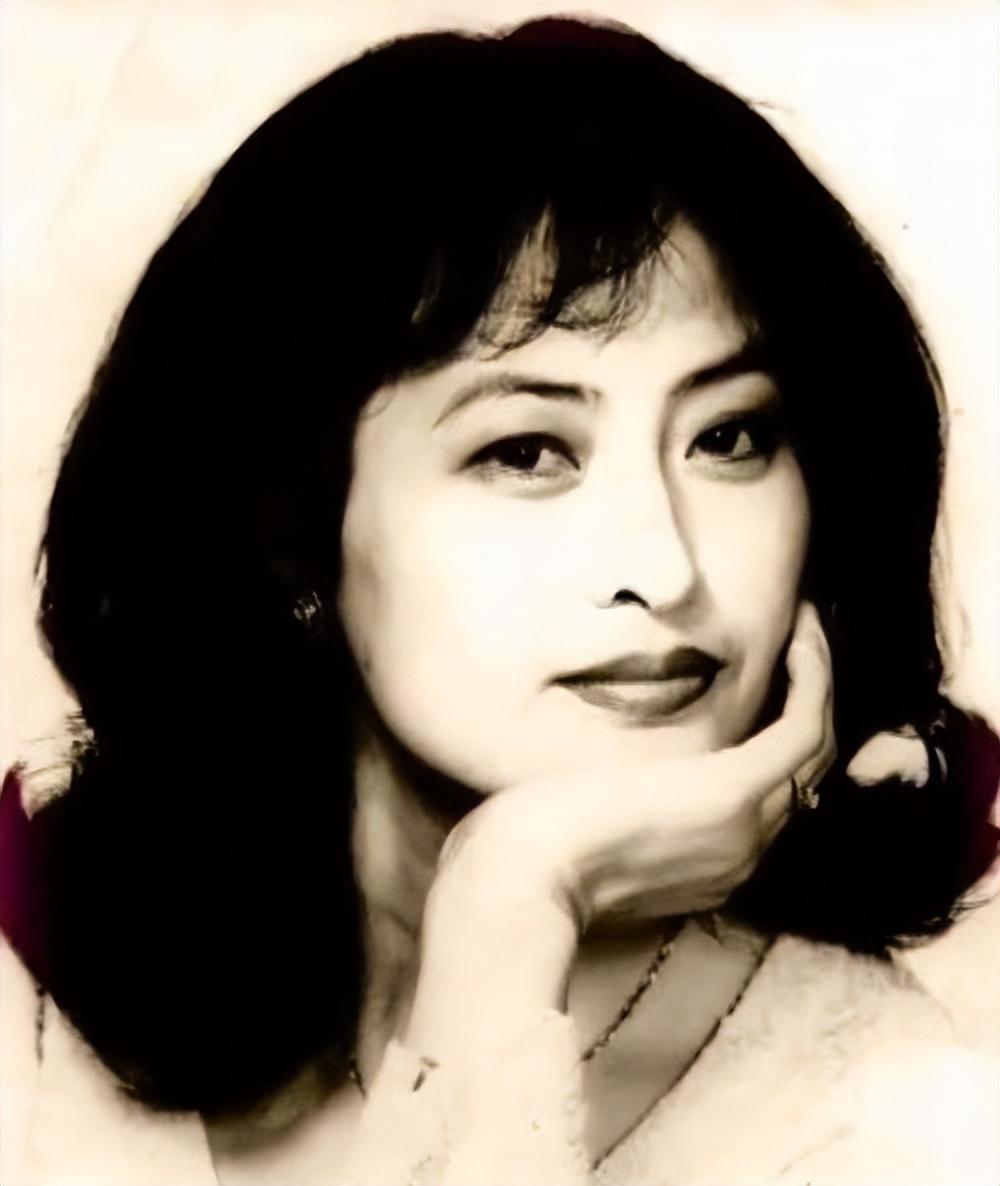 回顾知名演员许娣和初恋老公恩爱41年生一子拍戏收入全都交给他