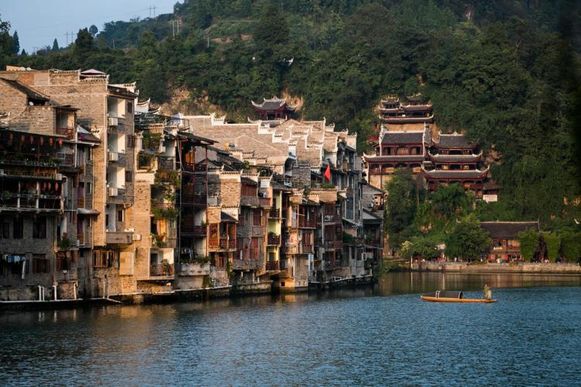 探访云南的"一线天城"——盐津县!这里山壁陡峭,河流穿越县城中央.