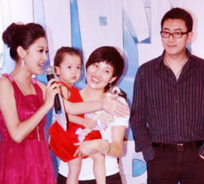 回顾央视郑天亮26岁嫁大6岁鲁健婚后分居15年现婚姻状况如何