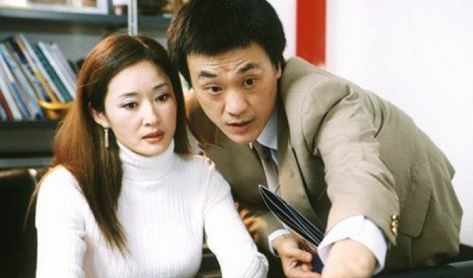 何冰最早出现在观众视线中,就是在经典的情景喜剧《我爱我家》中,饰演