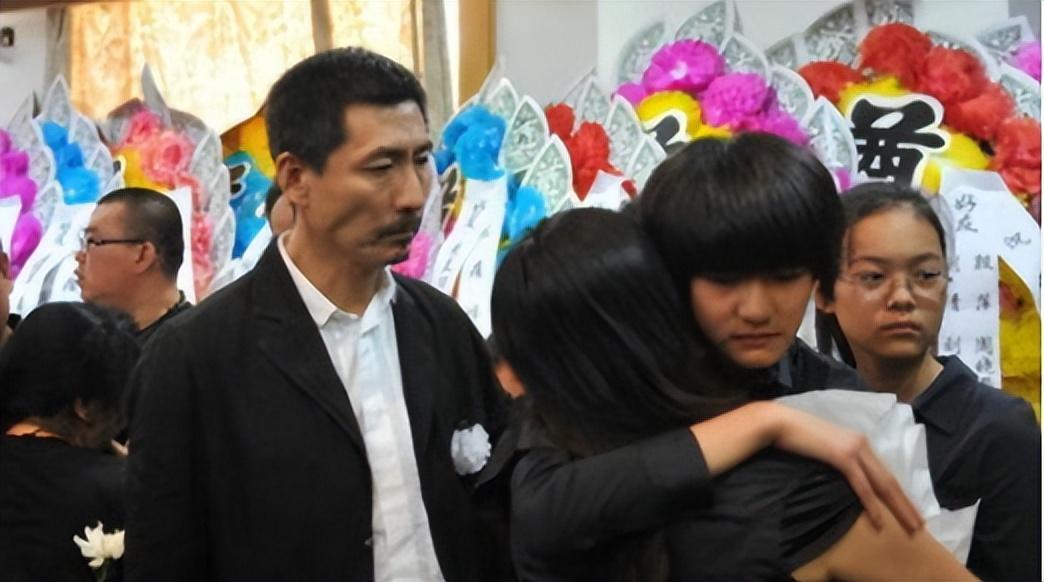 回顾演员李婷去世10年后前夫带女儿再婚弟弟的做法让人心寒