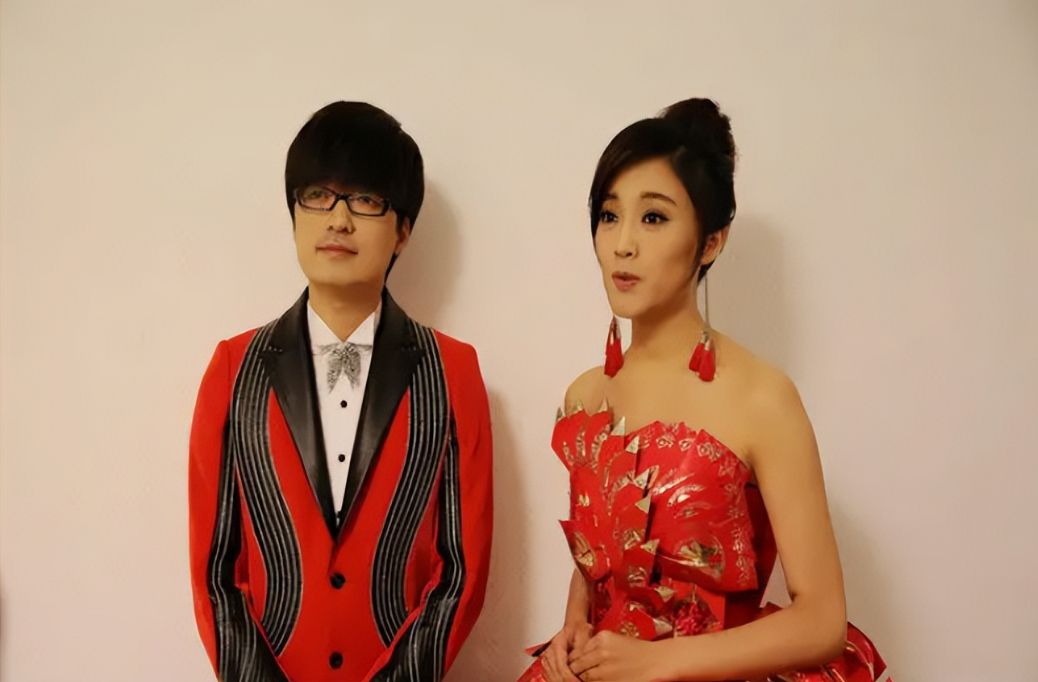 王小海没有顾上自己的伤势,第一时间扭头去看后座的王小玮