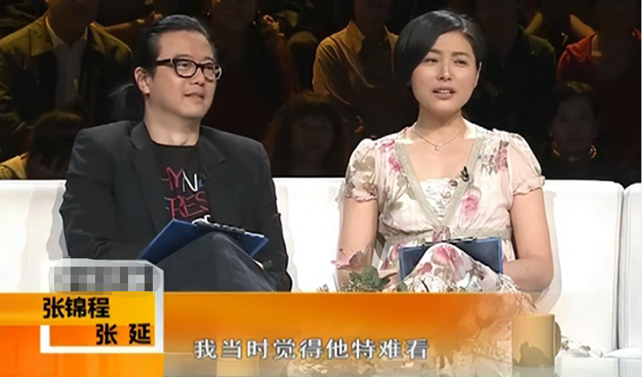 这个节目是在内地录制的,开工之前,张锦程正和同事一起在路边摊上吃面