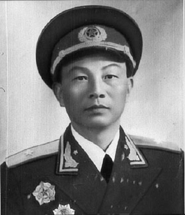 熊应堂是我国大名鼎鼎的开国少将,1911年出生的他,从小就受到红色进步