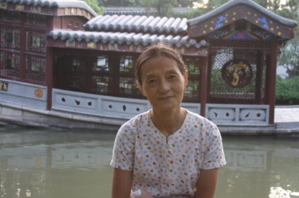 回顾演员田小洁二婚娶江珊对继女视如己出一家三口其乐融融