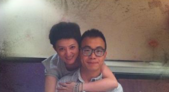 回顾金铭我43岁虽没结婚但不代表没伴侣人过得快活潇洒重要