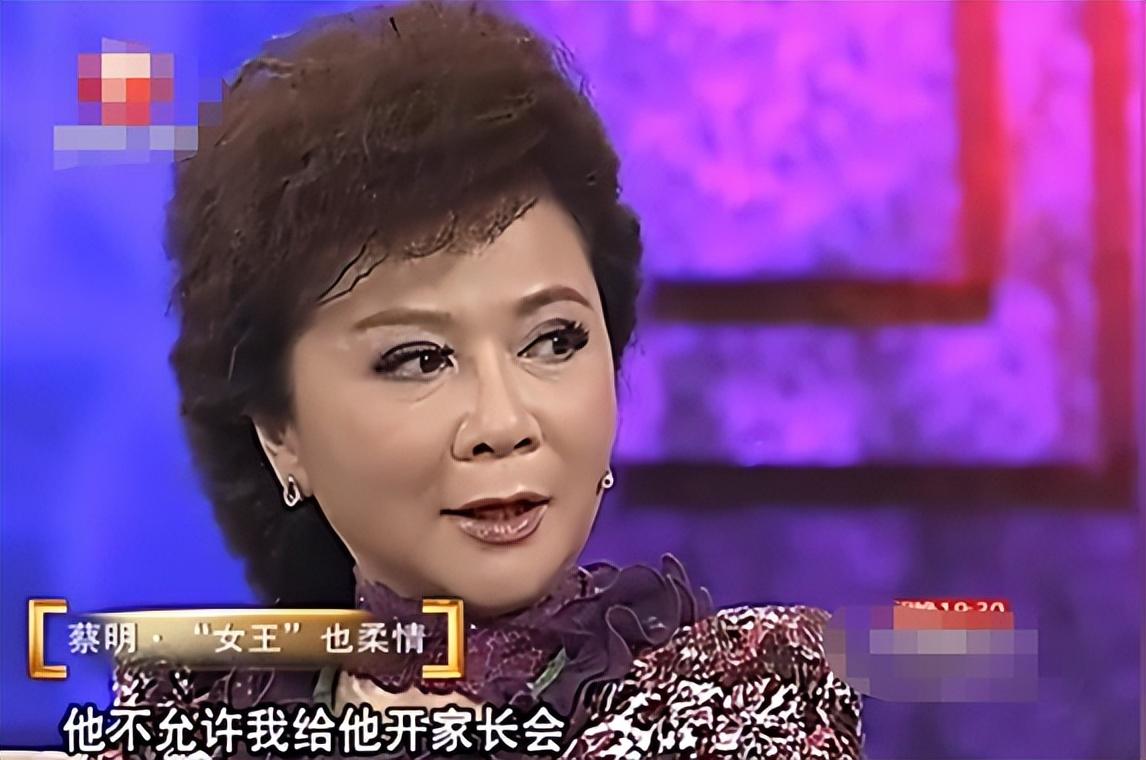 回顾蔡明儿子丁丁36岁仍未婚无子女是蔡明的骄傲也是她的心病