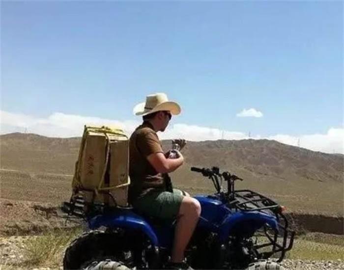 2006年8月12号,深圳警方忽然到鄢奉天家里,将他带走调查,他的母亲知道