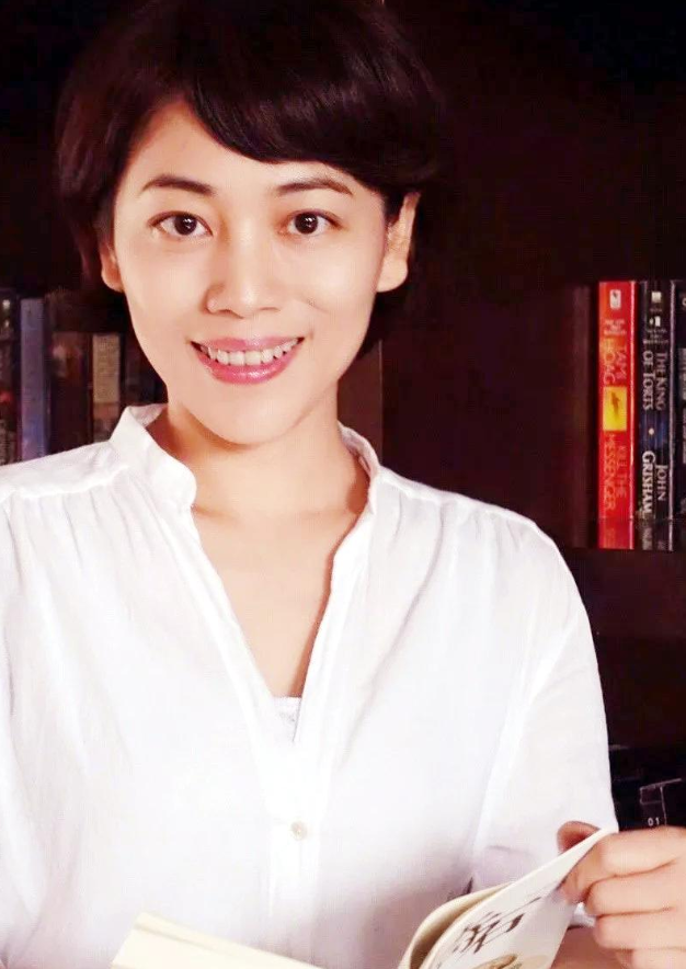 回顾劳春燕和丈夫分居17年38岁高龄生子51岁身材好似少女