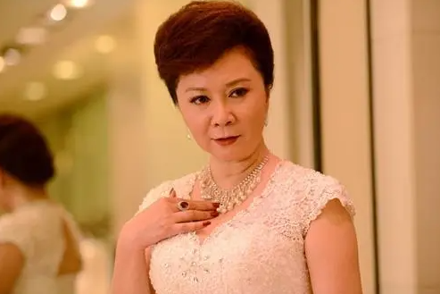 蔡明刚开始给丁丁介绍了一个高级白领.