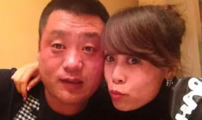 有次,宋晓峰在准备上台表演的时候,突然被告知搭档没办法出场.