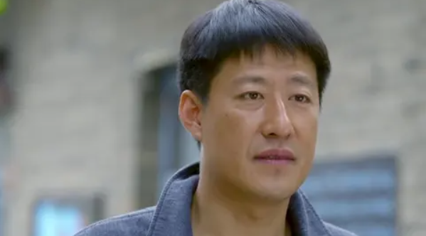 当时方柏霓在社交平台上发了一张自己和于震的结婚证照片,然后补充了