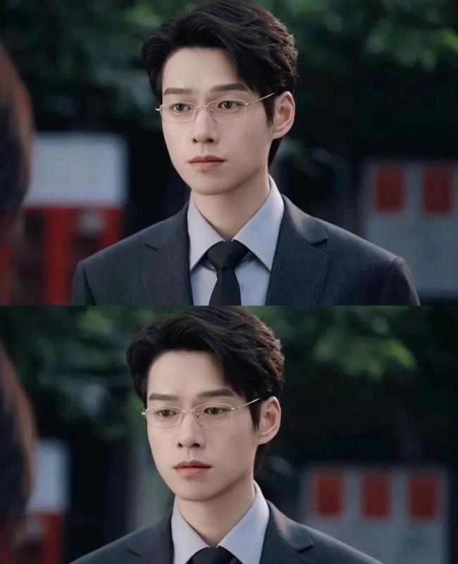 在2008年第一部电视剧《苏菲日记》中,饰演一个文质彬彬的大学生,展示