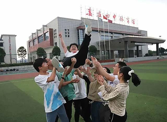 2021年6月7日,又是一年一度的高考日,湖南娄底四中的李庆国四兄弟