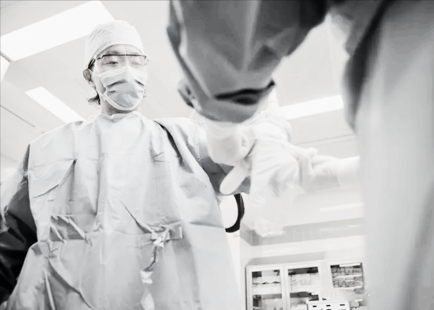 2003年苏州女子去世医生父亲坚持要尸检女婿当场下跪阻止