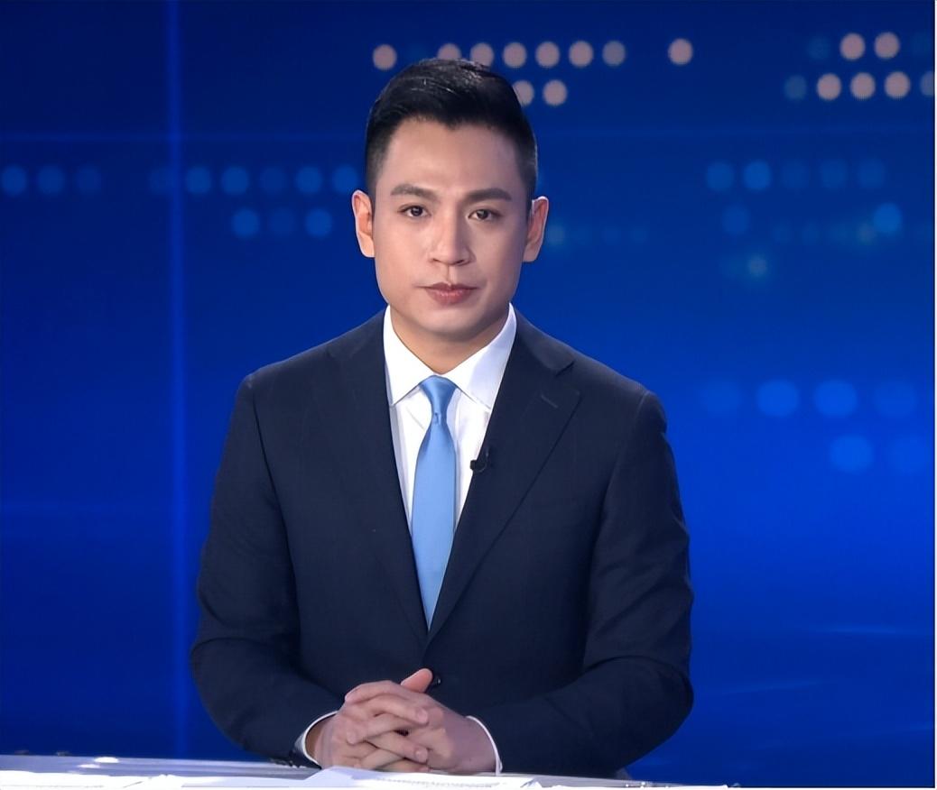 回顾央视主播何岩柯含泪拯救母亲将爱扩散今40岁未婚也幸福