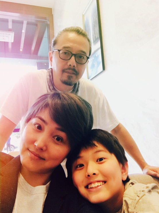 回顾张延嫁给大5岁的香港丈夫婚后生一女今一家三口其乐融融