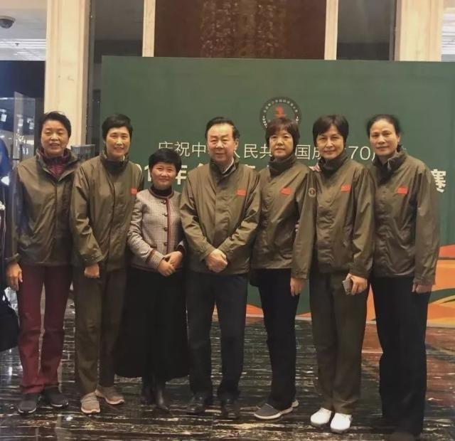 2019年袁伟民与老女排齐聚,孙晋芳率12人捧场,得意弟子郎平缺席