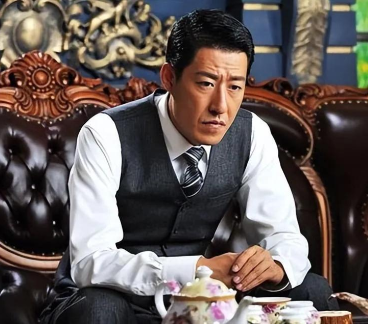 回顾于震二婚娶小13岁娇妻婚后连生三胎如今一家五口其乐融融