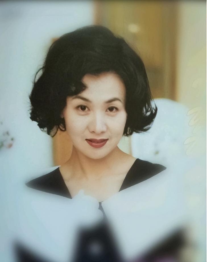 回顾演员李婷去世10年后前夫带女儿再婚弟弟的做法让人心寒