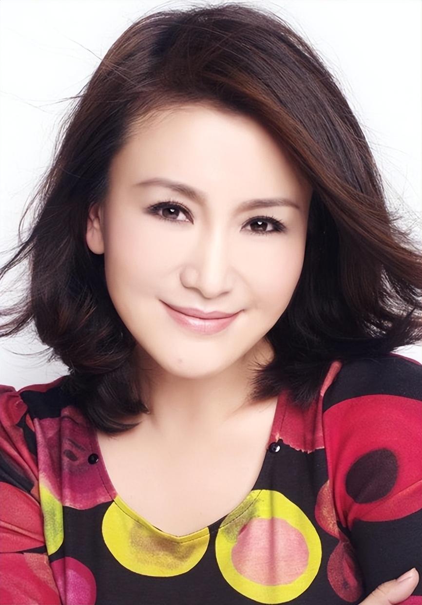 回顾王茜嫁大23岁导演徐庆东丈夫病逝8年她的选择让人泪目