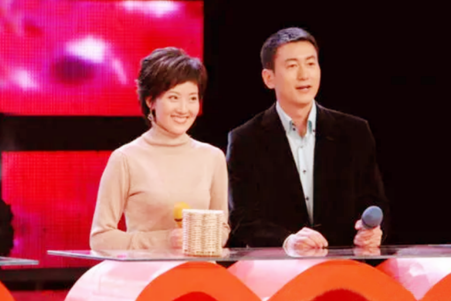 回顾央视郑天亮26岁嫁大6岁鲁健婚后分居15年现婚姻状况如何